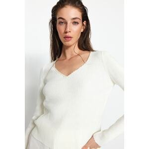 Trendyol Ecru Pearl detailný pletený sveter s výstrihom do V