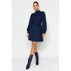 Trendyol Navy Blue tkané šaty s vysokým výstrihom