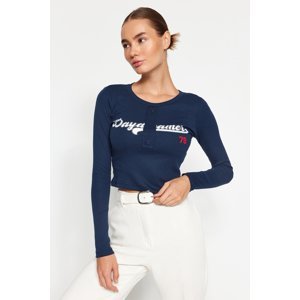 Trendyol Navy Blue Slogan Printed Fitted Flexible Ribbed Crop Knitted Blouse