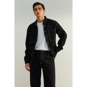 Trendyol limitovaná edícia pánska čierna džínsová bunda pravidelného strihu s kontrastným prešívaním