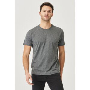 AC&Co / Altınyıldız Classics pánske antracitové bavlnené slim fit tričko s krátkym rukávom slim fit crewneck.