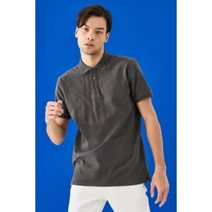 ALTINYILDIZ CLASSICS Pánske antracitové tričko s vyhrňovacím golierom 100% bavlny slim fit slim fit polo výstrih s krátkym rukávom.
