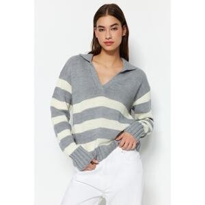 Trendyol Sivá vlna pruhovaný pletený sveter