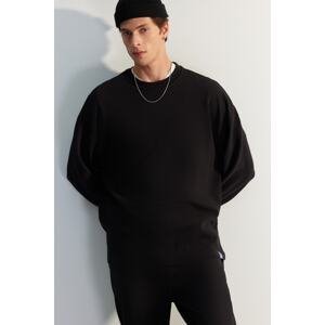 Trendyol Black Oversize/Wide Cut Limited Edition Textured Label Detailed Sweatshirt