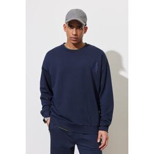 AC&Co / Altınyıldız Classics Men's Navy Blue Oversized Loose Fit, Crew Neck Printed Cotton Sweatshirt.