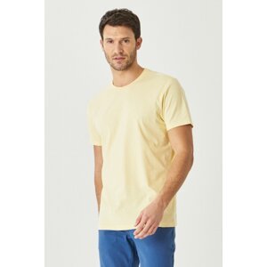 AC&Co / Altınyıldız Classics pánske žlté tričko so 100% bavlnou slim fit slim fit crew s krátkym rukávom.
