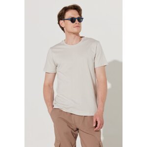 AC&Co / Altınyıldız Classics pánske sivé slim fit slim fit tričko so 100% bavlneným výstrihom pre posádku s krátkym rukávom.