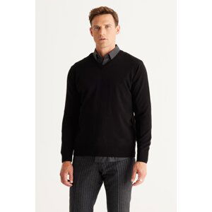 ALTINYILDIZ CLASSICS Men's Black Standard Fit Normal Cut V-Neck Knitwear Sweater.