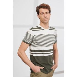 ALTINYILDIZ CLASSICS Pánske biele khaki slim fit slim fit crewneck 100% bavlnené páskované tričko s krátkym rukávom.