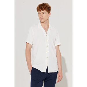 ALTINYILDIZ CLASSICS Men's White Slim Fit Slim Fit Classic Collar Short Sleeve Shirt.