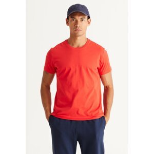 AC&Co / Altınyıldız Classics pánske červené tričko so 100% bavlnou slim fit slim fit crewneck s krátkym rukávom.