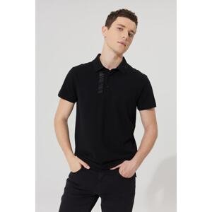 ALTINYILDIZ CLASSICS Pánske čierne tričko slim fit Slim Fit polo s potlačou 100% bavlnené tričko s krátkym rukávom.