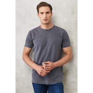 AC&Co / Altınyıldız Classics pánske antracitové slim fit bavlnené tričko Slim Fit Crewneck.