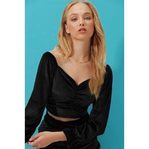 Trend Alaçatı Stili Women's Black Kiss Collar Front Gathered Velvet Crop Blouse